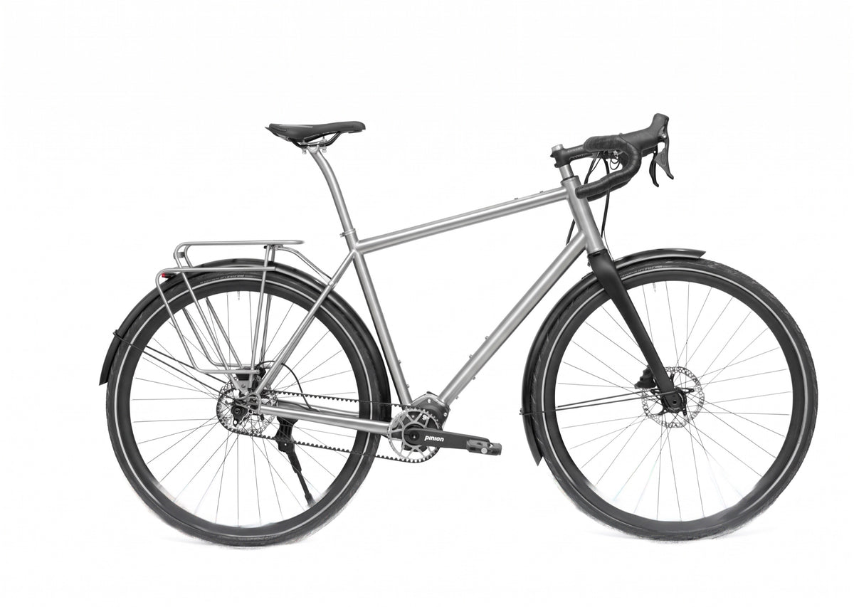 HILITE sPinion Gravel Smart.Shift – Titan-Gravelbike mit Pinion-Getriebe, Riemenantrieb, Schutzblechen und Gepäckträger